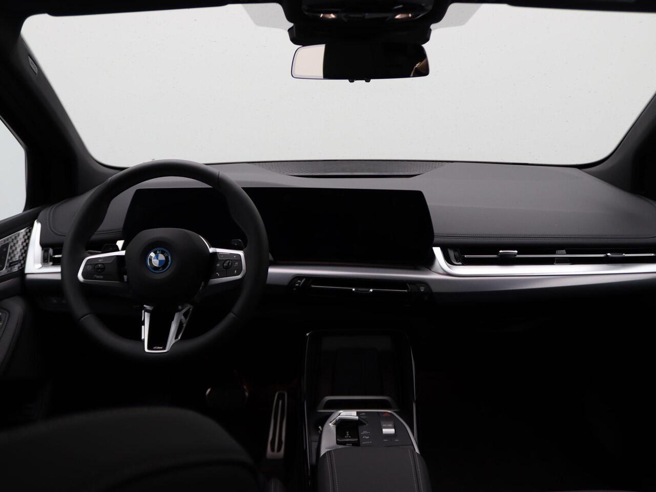 BMW 2-SERIE Active Tourer 225e xDrive M Sportpakket | Premium Pack | Comfort Pack | Travel Pack | Stuurwielrand Verwarmd | Trekhaak | Panoramadak | Elektrisch Verstelbare Sportstoelen | Driving Assistant Plus | Harman Kardon | 18'' | Ekris Selection