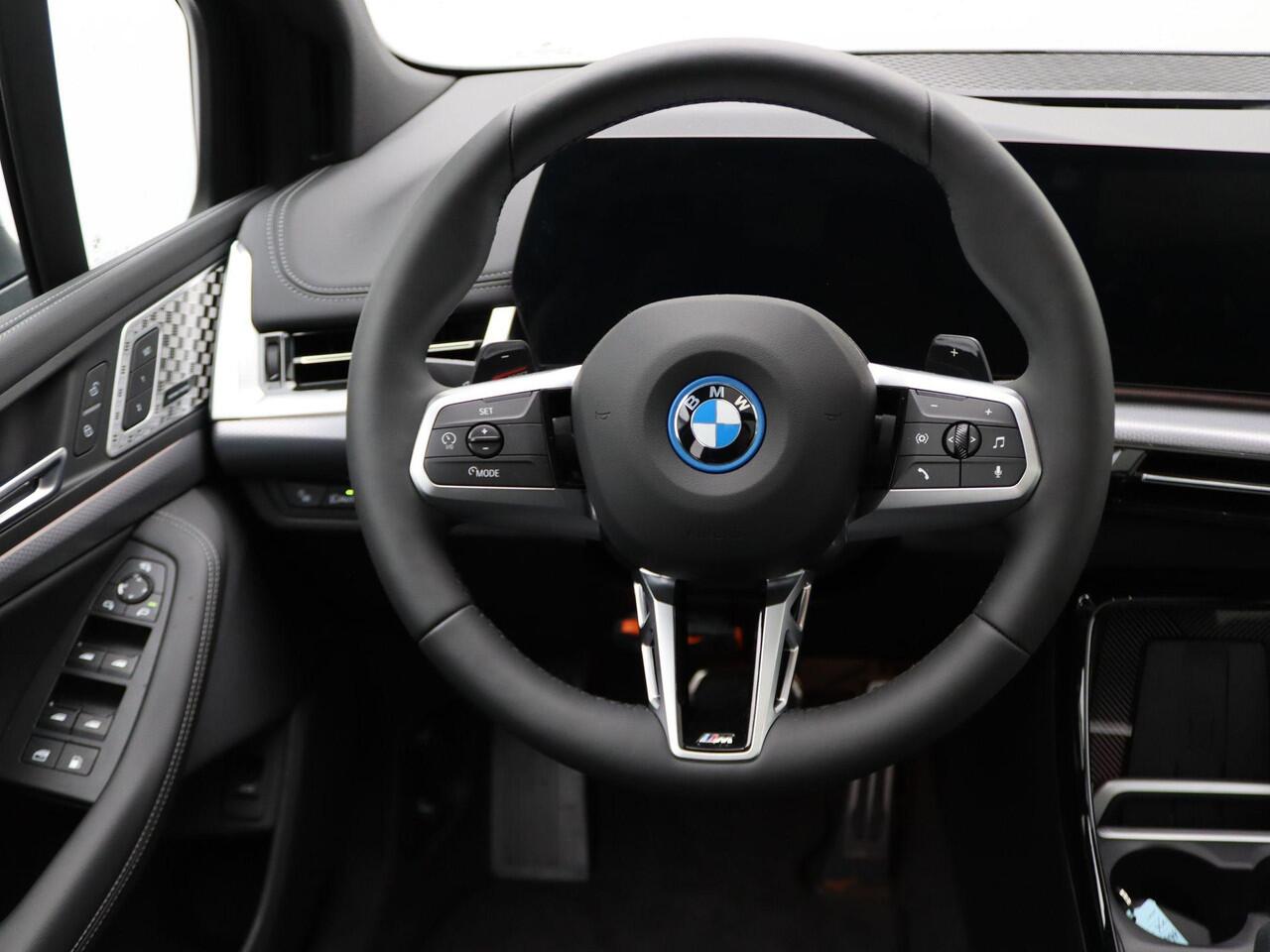 BMW 2-SERIE Active Tourer 225e xDrive M Sportpakket | Premium Pack | Comfort Pack | Travel Pack | Stuurwielrand Verwarmd | Trekhaak | Panoramadak | Elektrisch Verstelbare Sportstoelen | Driving Assistant Plus | Harman Kardon | 18'' | Ekris Selection