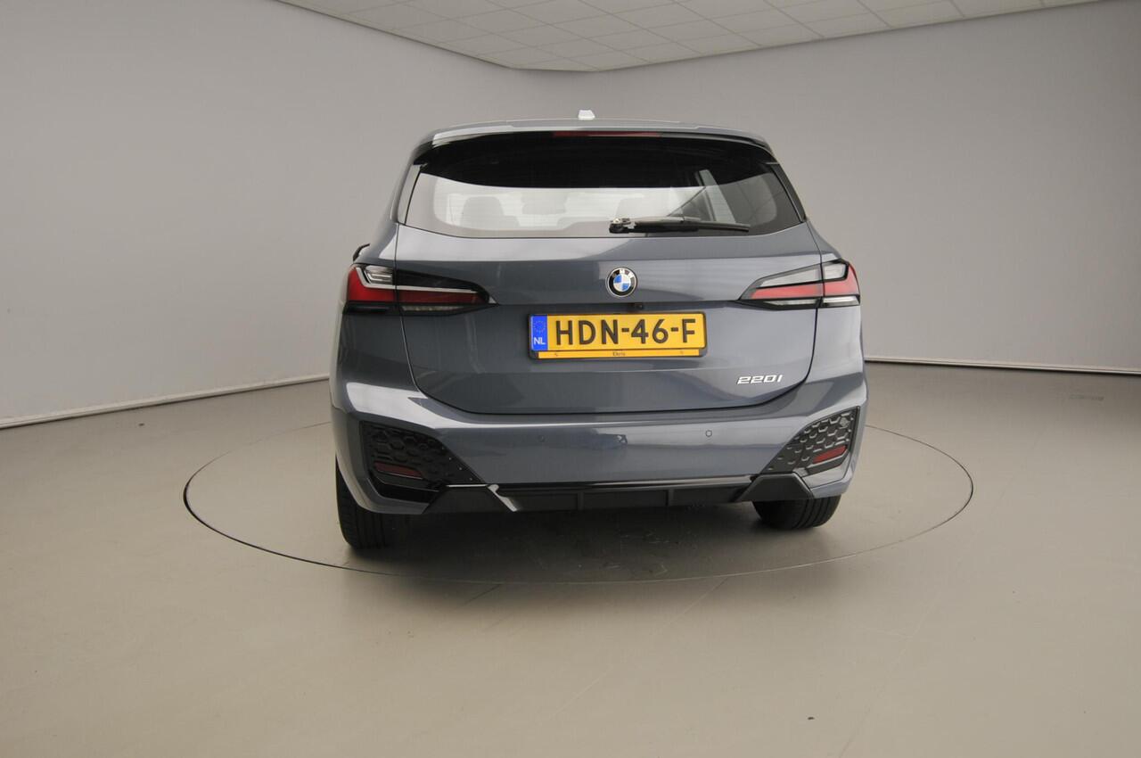 BMW 2-SERIE Active Tourer 220i | M-Sportpakket | LED | Navigatie | Sportstoelen | Stoelverwarming | Keyles go | DAB | Alu 17 inch