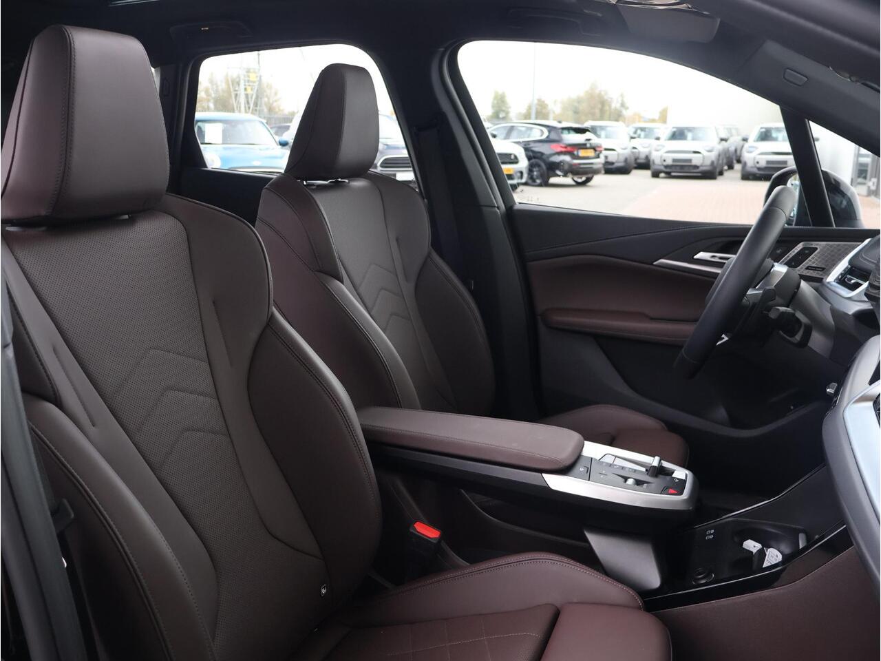 BMW 2-SERIE Active Tourer 230e xDrive M Sport/ Glazen Panoramadak/ Elektrisch verstelbare en verwarmbare stoelen/ Head-Up/ Harman Kardon