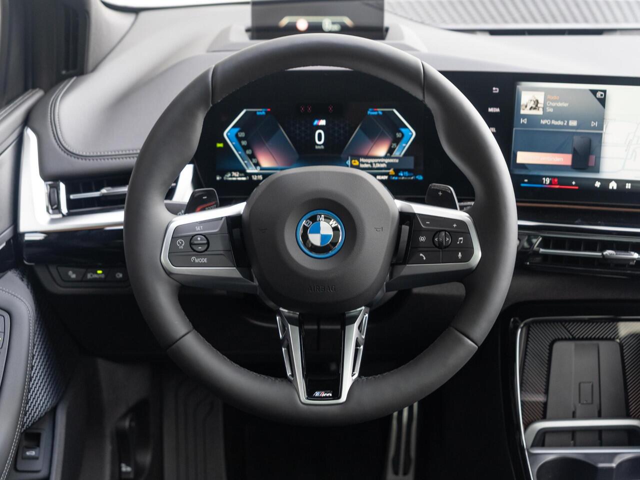 BMW 2-SERIE Active Tourer 225e xDrive | M Sportpakket | Innovation Pack | Verwarmd Stuurwiel | Comfort Access | Panoramadak | Stoelverwarming | Head-Up Display | Trekhaak | Ekris Selection