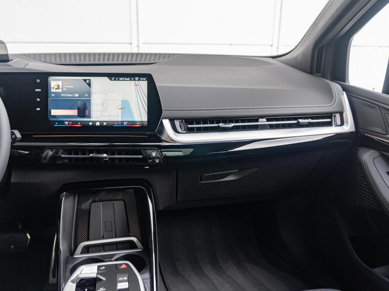 BMW 2-SERIE Active Tourer 225e xDrive | M Sportpakket | Innovation Pack | Verwarmd Stuurwiel | Comfort Access | Panoramadak | Stoelverwarming | Head-Up Display | Trekhaak | Ekris Selection