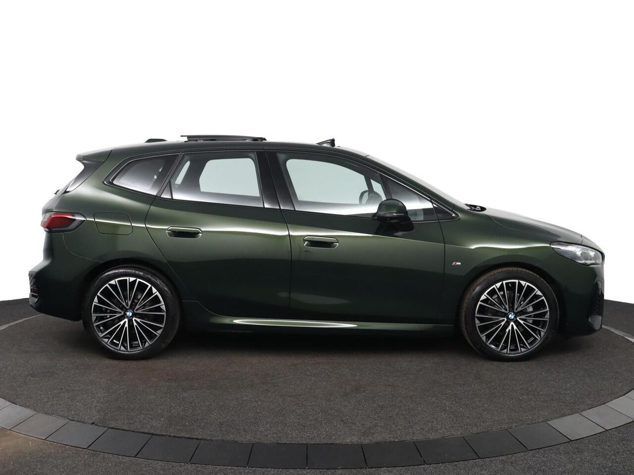 BMW 2-SERIE Active Tourer 220i M Sportpakket | Harman-Kardon | Innovation Pack | Panoramadak | Comfort Access | Head-Up | M Adaptief onderstel