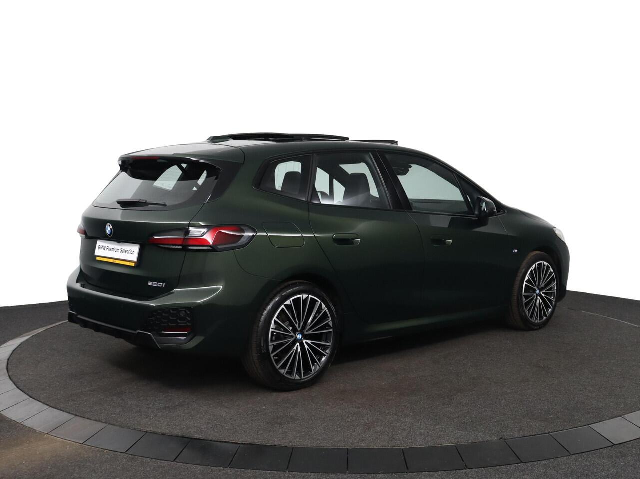 BMW 2-SERIE Active Tourer 220i M Sportpakket | Harman-Kardon | Innovation Pack | Panoramadak | Comfort Access | Head-Up | M Adaptief onderstel