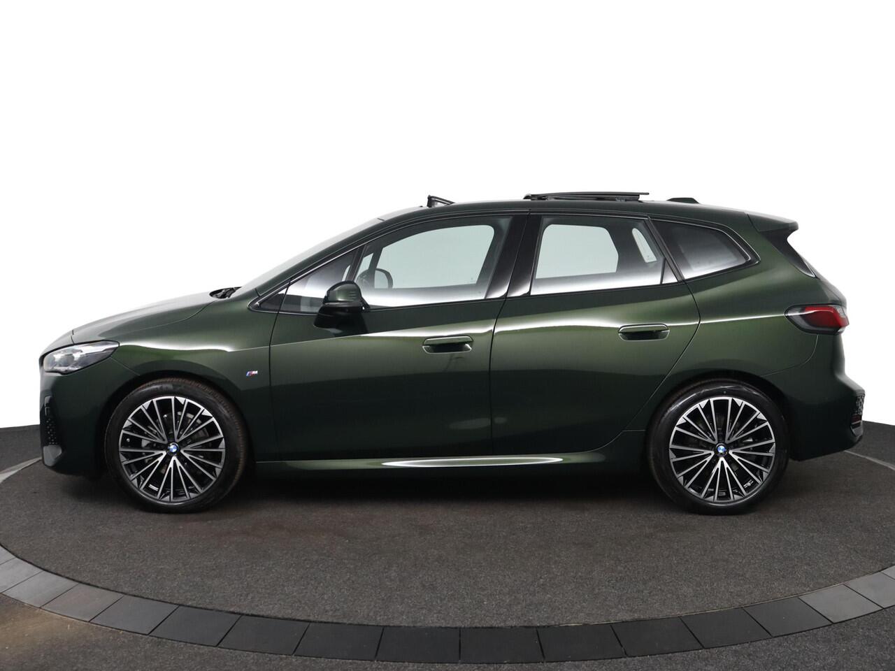 BMW 2-SERIE Active Tourer 220i M Sportpakket | Harman-Kardon | Innovation Pack | Panoramadak | Comfort Access | Head-Up | M Adaptief onderstel