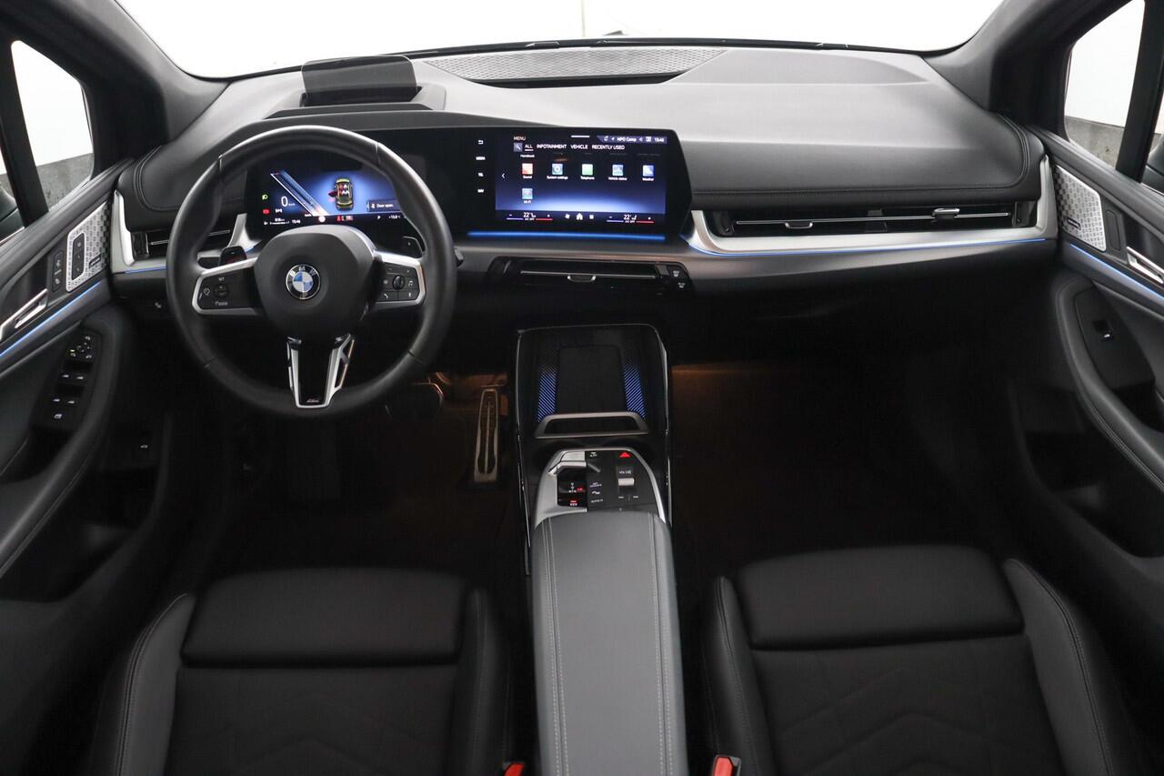 BMW 2-SERIE Active Tourer 220i M Sportpakket | Harman-Kardon | Innovation Pack | Panoramadak | Comfort Access | Head-Up | M Adaptief onderstel
