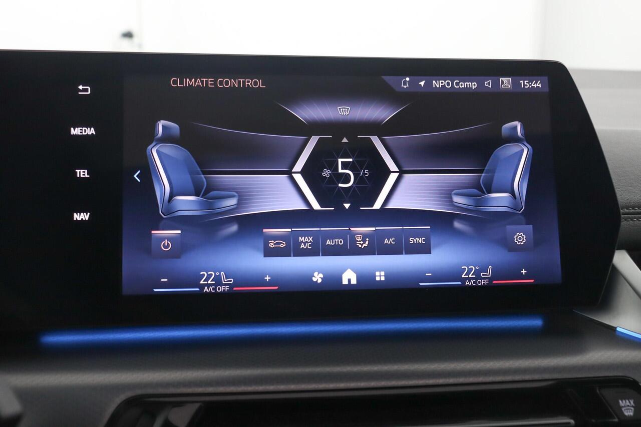 BMW 2-SERIE Active Tourer 220i M Sportpakket | Harman-Kardon | Innovation Pack | Panoramadak | Comfort Access | Head-Up | M Adaptief onderstel