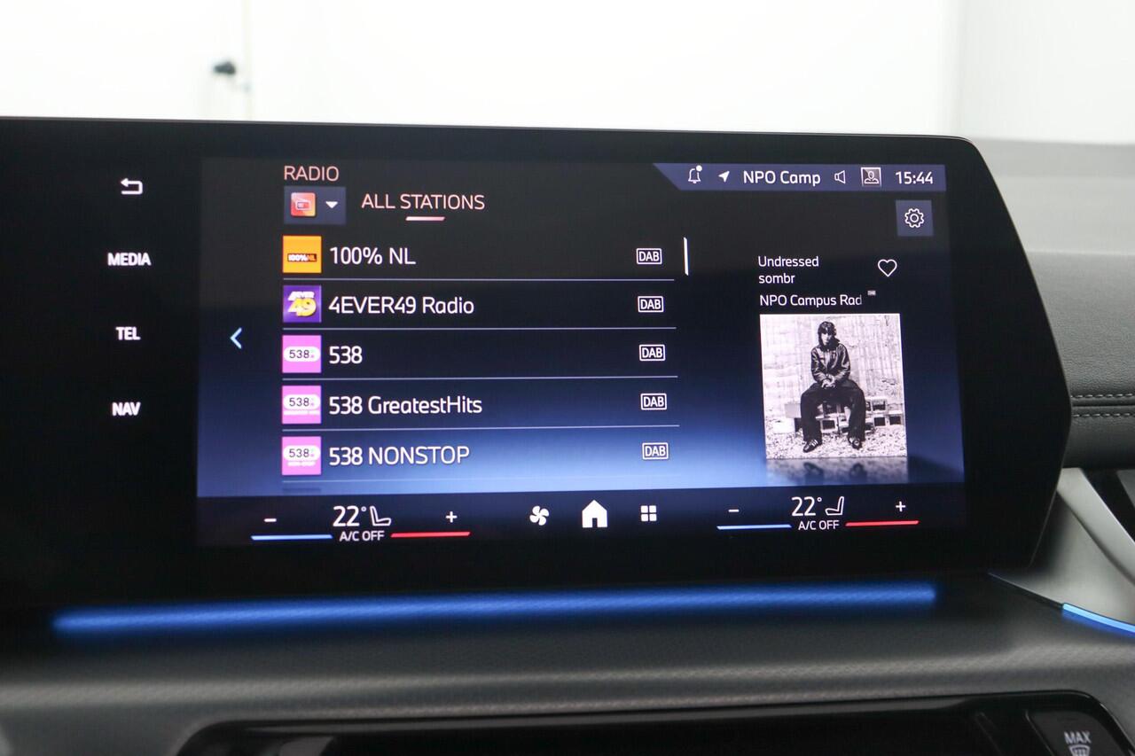 BMW 2-SERIE Active Tourer 220i M Sportpakket | Harman-Kardon | Innovation Pack | Panoramadak | Comfort Access | Head-Up | M Adaptief onderstel