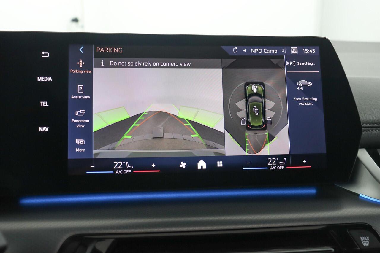 BMW 2-SERIE Active Tourer 220i M Sportpakket | Harman-Kardon | Innovation Pack | Panoramadak | Comfort Access | Head-Up | M Adaptief onderstel