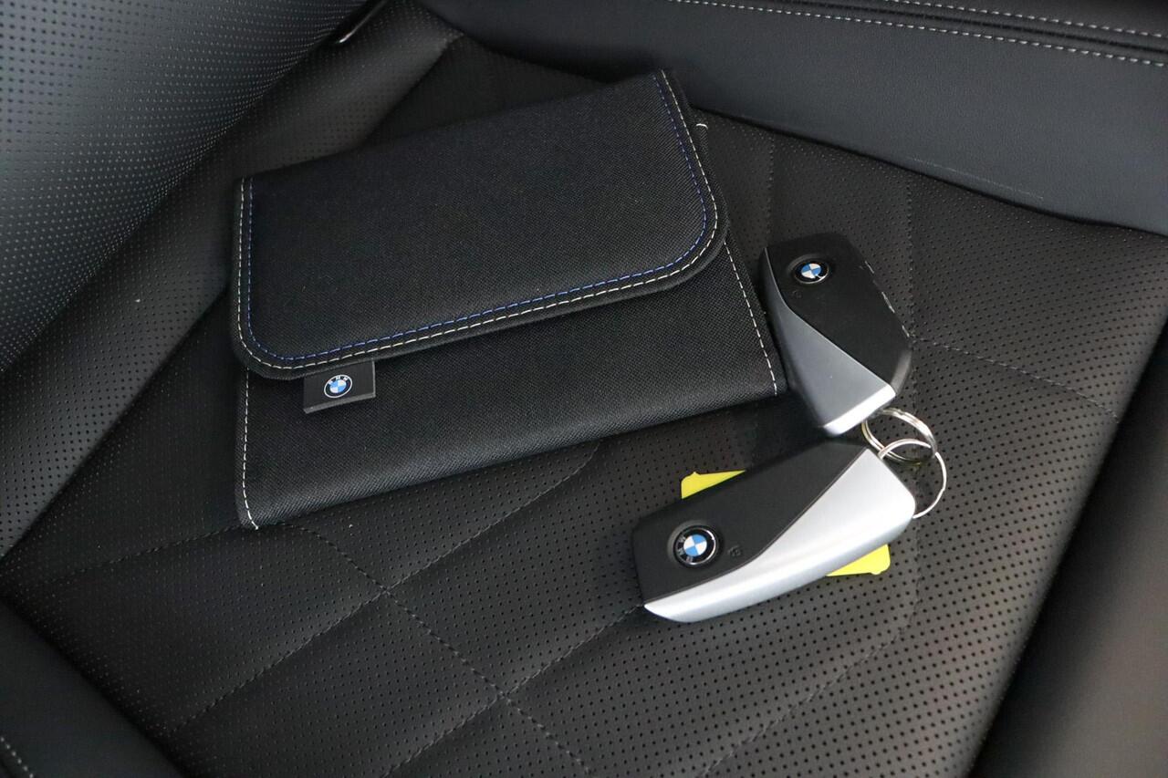 BMW 2-SERIE Active Tourer 220i M Sportpakket | Harman-Kardon | Innovation Pack | Panoramadak | Comfort Access | Head-Up | M Adaptief onderstel