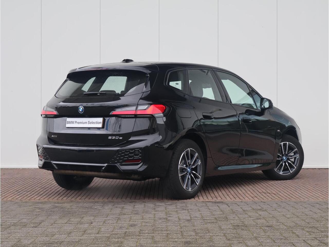 BMW 2-SERIE Active Tourer 230e xDrive / M-Sportpakket / Harman Kardon / Head Up Display / Driving Assistant Plus / Elektrisch Verstelbare Stoelen /