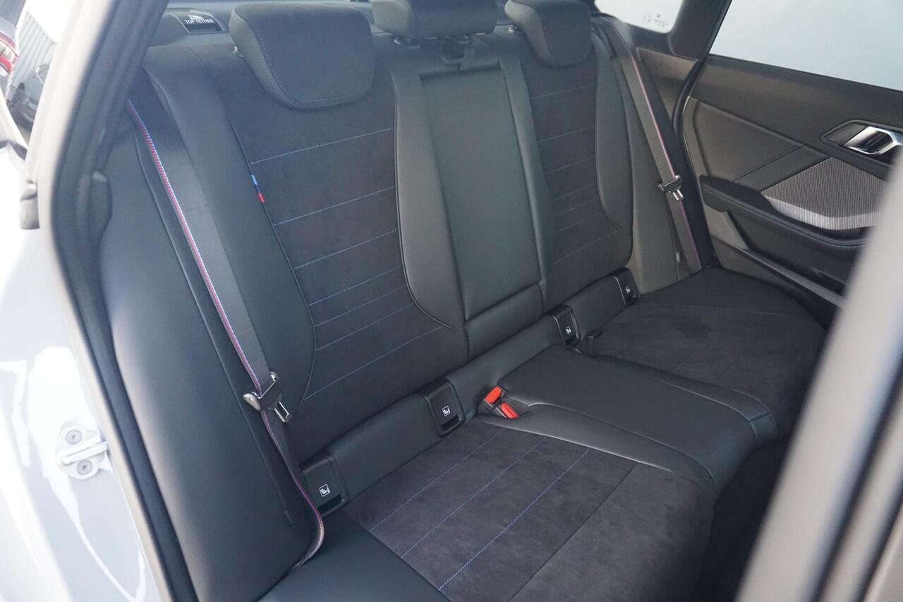 BMW 2-SERIE Gran Coupé 220 M Sportpakket Pro 19'' | Panoramadak | Elektrisch verstelbare stoelen | Head-Up Display | Harman Kardon | Trekhaak | Ekris Selection