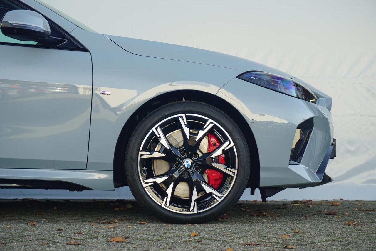 BMW 2-SERIE Gran Coupé 220 M Sportpakket Pro 19'' | Panoramadak | Elektrisch verstelbare stoelen | Head-Up Display | Harman Kardon | Trekhaak | Ekris Selection