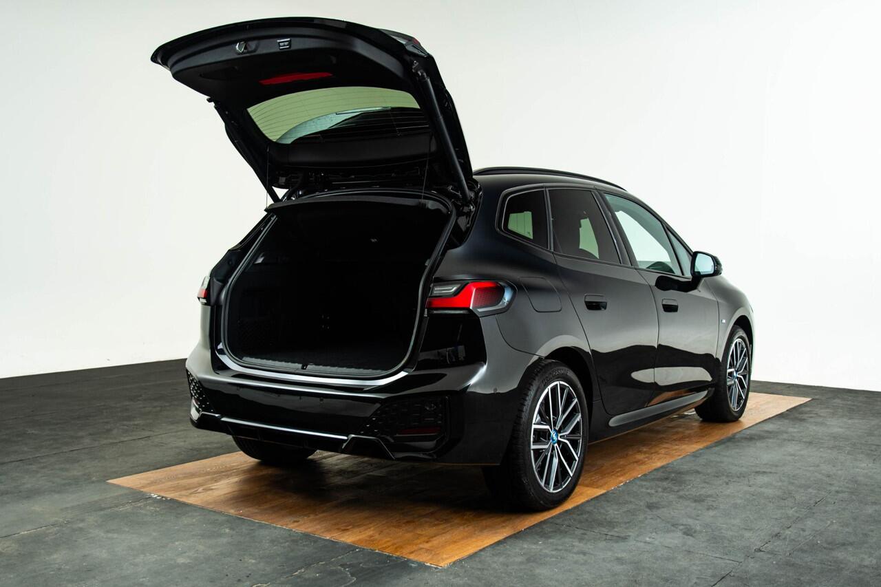 BMW 2-SERIE Active Tourer 225e xDrive M Sport - Panoramadak - Getinte Ruiten - Head up - Driving Assistant Professional - Elektrisch verwarmde voorstoelen - Sportstoelen - Grootlichtassistent - Automatisch dimmende binnenspiegel -