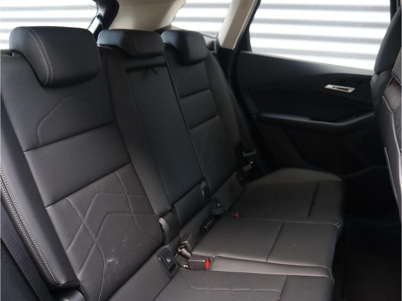 BMW 2-SERIE Active Tourer 220i | Luxury Line | Premium Pack | Comfort Access | Sportstoelen | Adaptive LED | Verwarmbare Voorstoelen | 19'' LMV