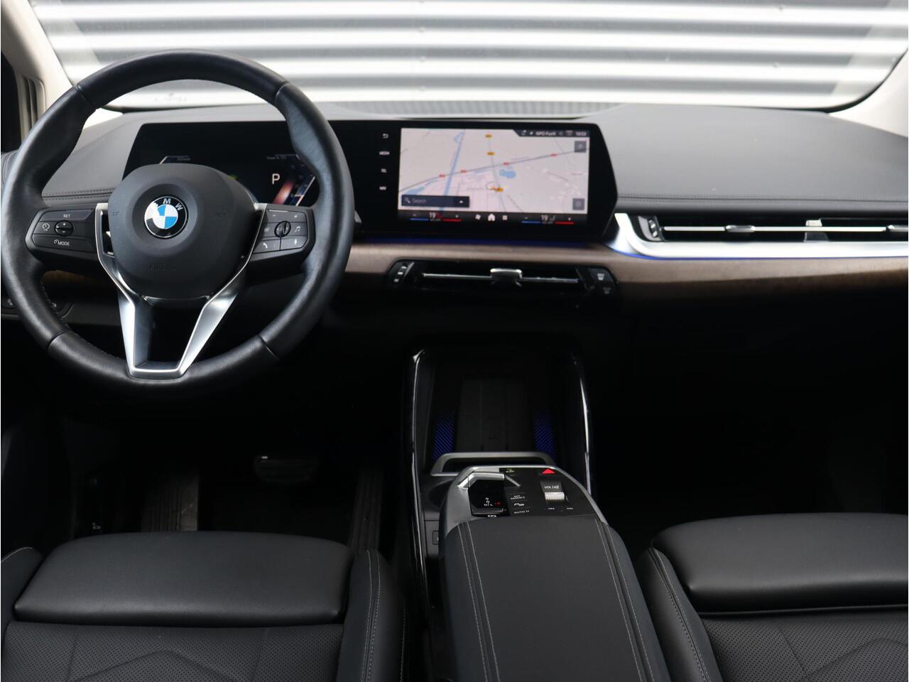 BMW 2-SERIE Active Tourer 220i | Luxury Line | Premium Pack | Comfort Access | Sportstoelen | Adaptive LED | Verwarmbare Voorstoelen | 19'' LMV