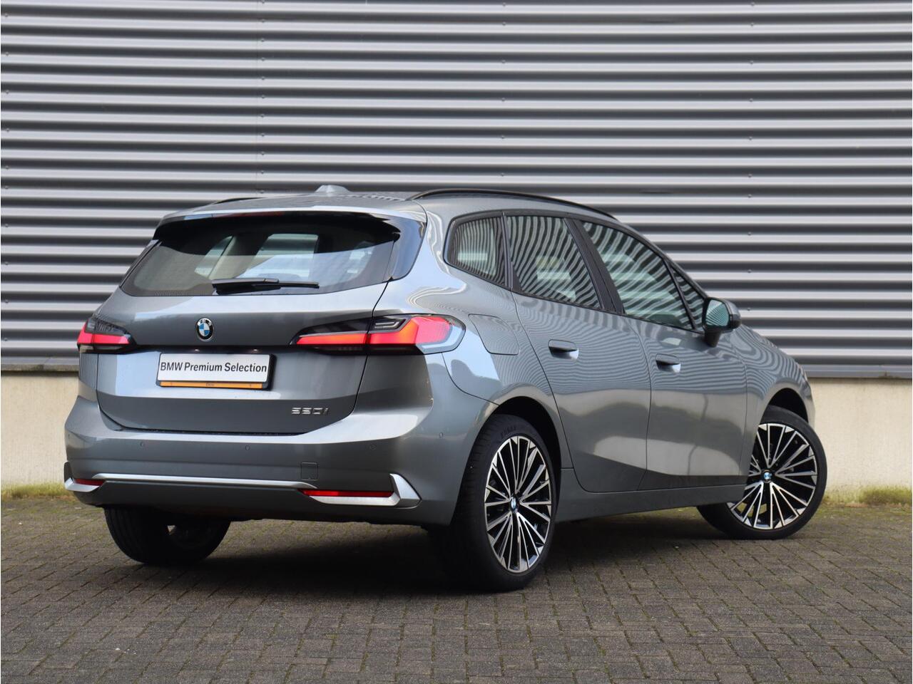 BMW 2-SERIE Active Tourer 220i | Luxury Line | Premium Pack | Comfort Access | Sportstoelen | Adaptive LED | Verwarmbare Voorstoelen | 19'' LMV