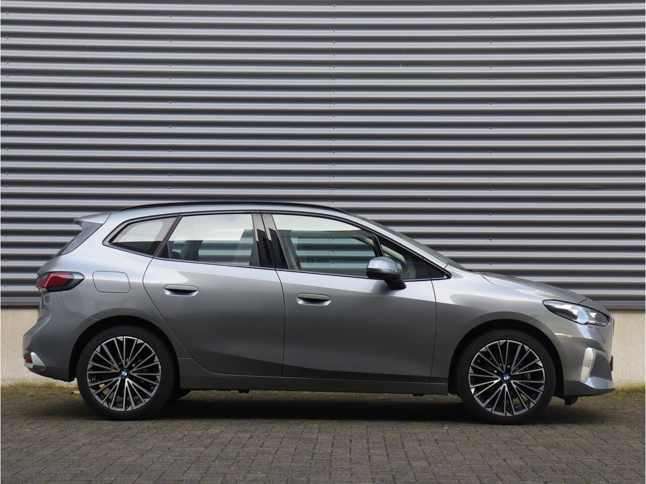 BMW 2-SERIE Active Tourer 220i | Luxury Line | Premium Pack | Comfort Access | Sportstoelen | Adaptive LED | Verwarmbare Voorstoelen | 19'' LMV