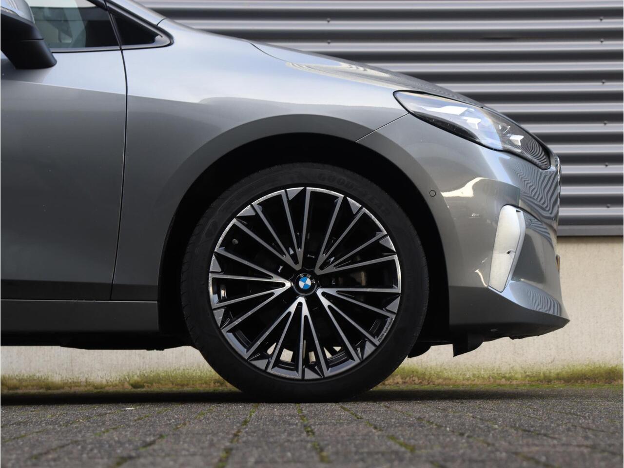 BMW 2-SERIE Active Tourer 220i | Luxury Line | Premium Pack | Comfort Access | Sportstoelen | Adaptive LED | Verwarmbare Voorstoelen | 19'' LMV