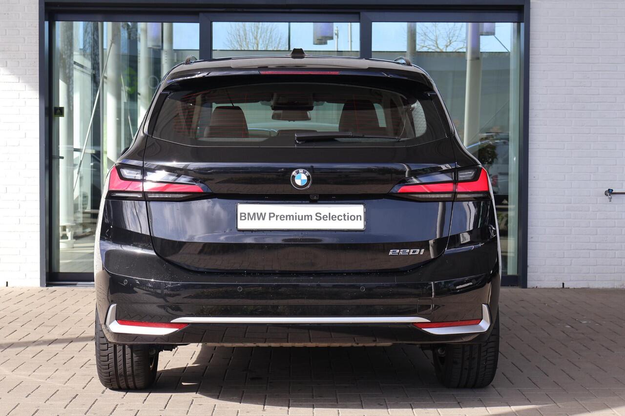 BMW 2-SERIE Active Tourer 220i | Sportstoelen | Stoelverwarming | Trekhaak