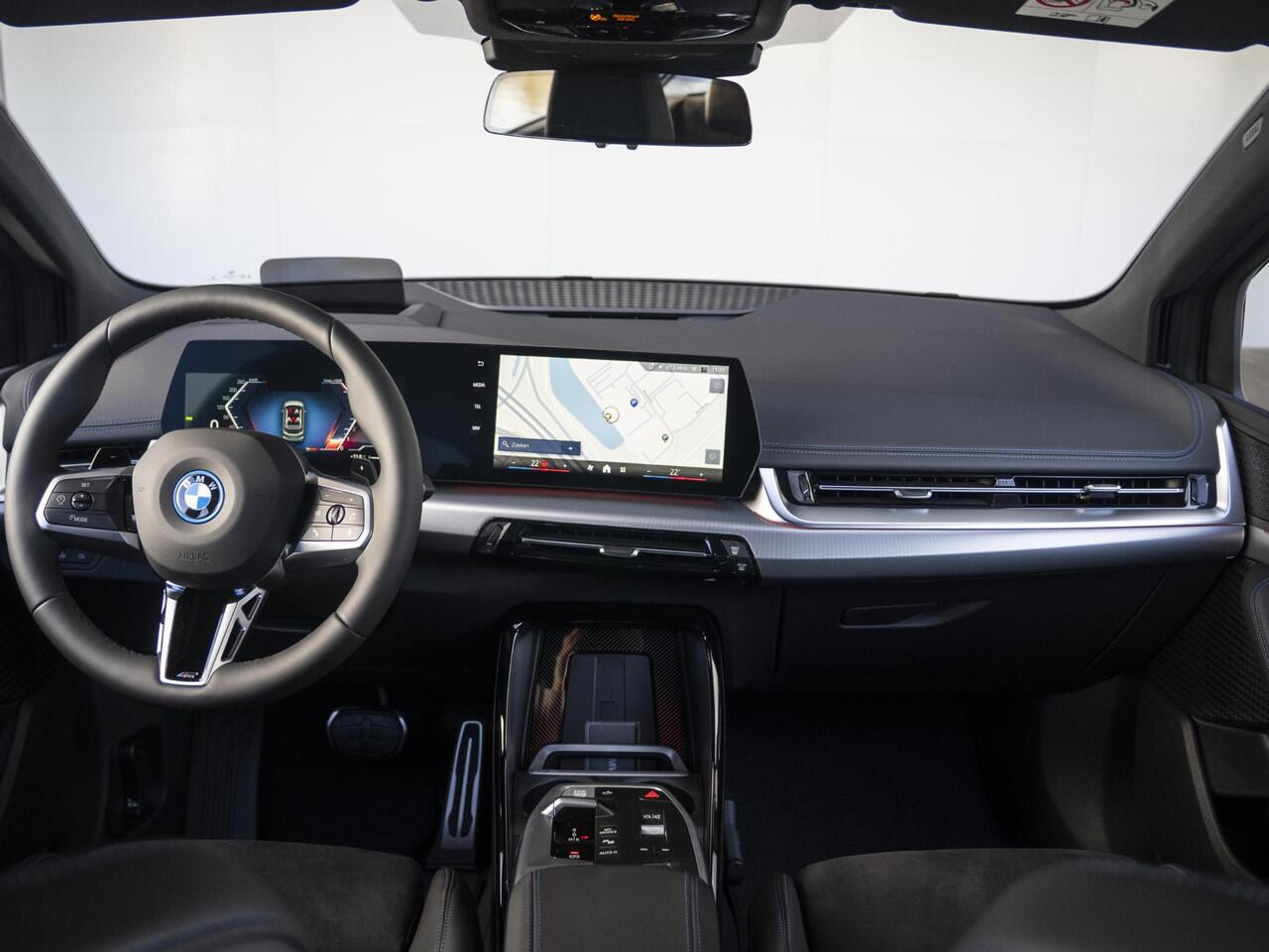 BMW 2-SERIE Active Tourer 225e xDrive | M Sport Pakket | Innovation Pack | 18" | Head-Up Display | Verwarmd Stuurwiel | Trekhaak | Lentevoordeel
