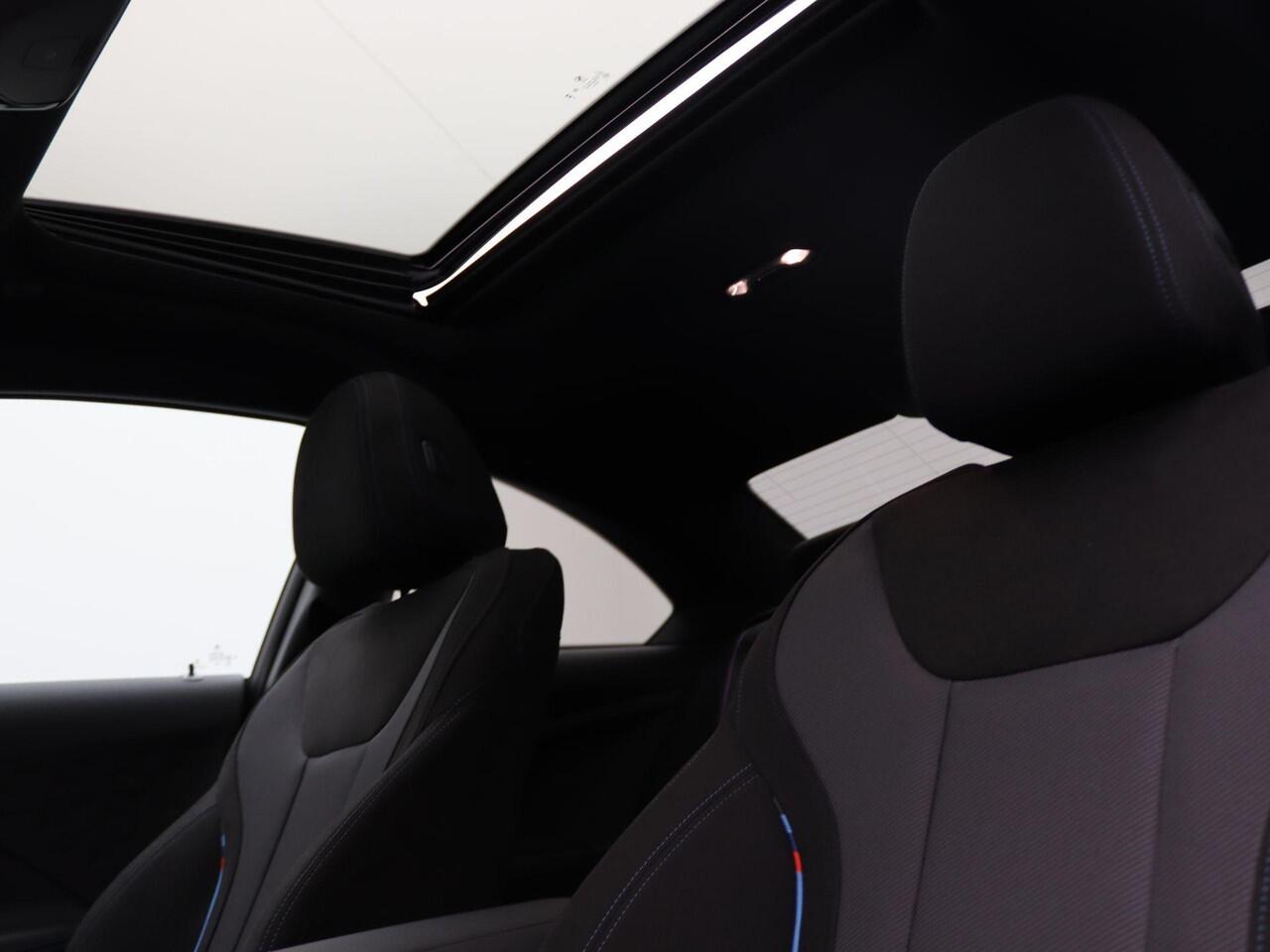 BMW 2-SERIE Coupé 220i High Executive | M Sportpakket Pro | Innovation Pack | Premium Pack | Stuurwielrand Verwarmd | Comfort Access | Schuifdak | Elektrisch Verstelbare Sportstoelen | Active Cruise Control | Harman Kardon | 19'' | Ekris Selection