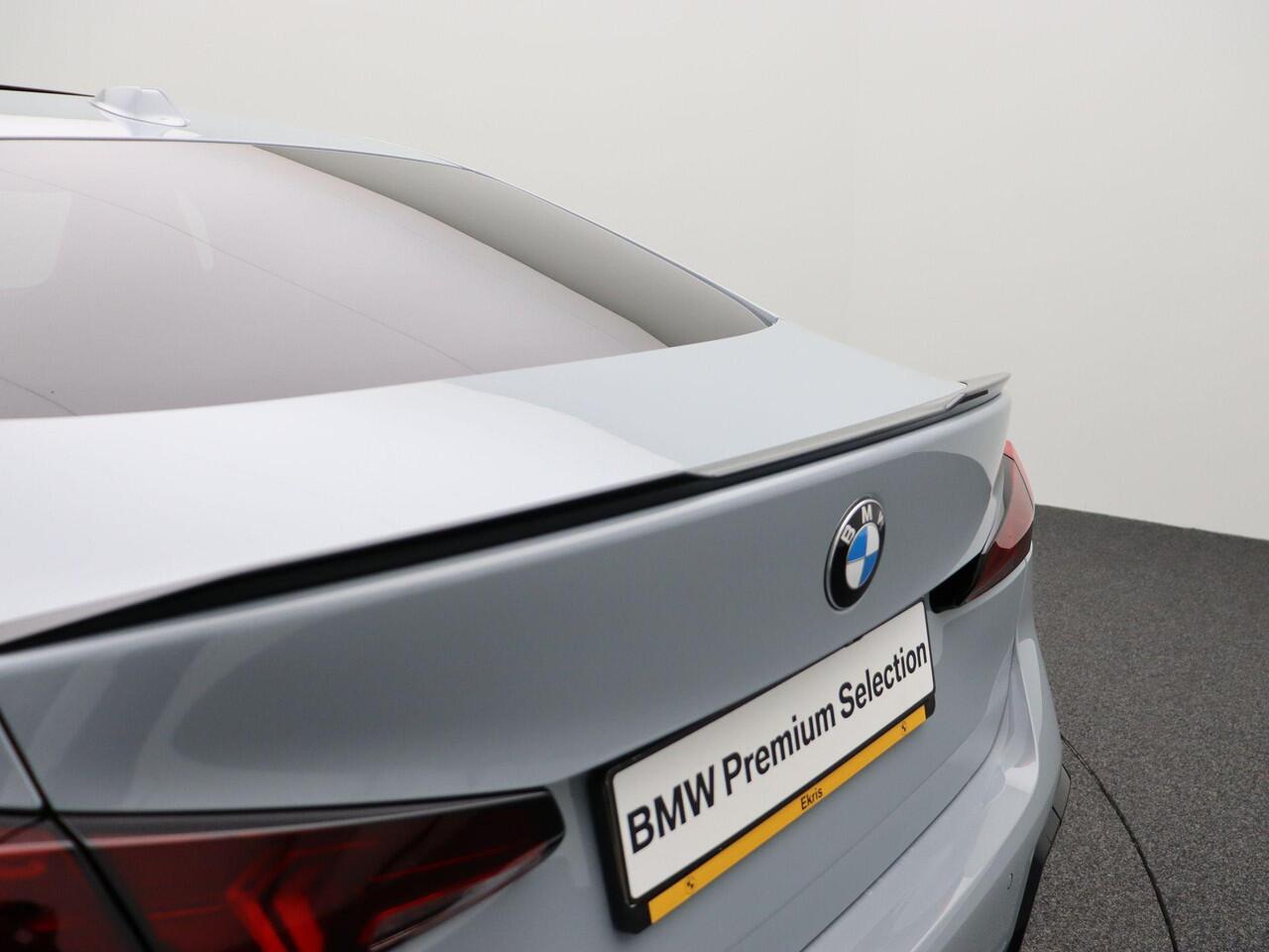 BMW 2-SERIE Gran Coupé 220 M Sportpakket Pro | Panoramadak | Harman Kardon | Parkeercamera | 18"