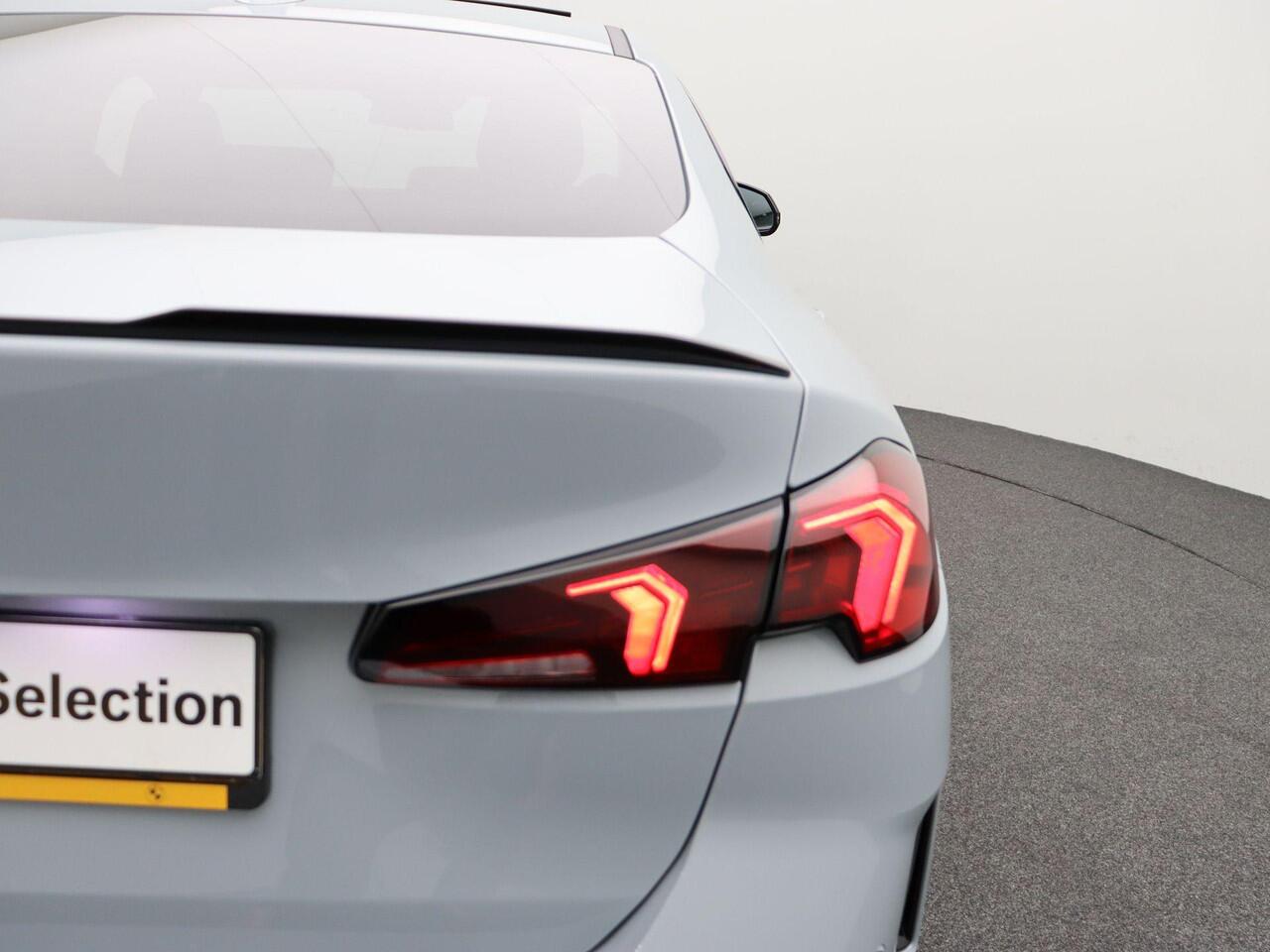 BMW 2-SERIE Gran Coupé 220 M Sportpakket Pro | Panoramadak | Harman Kardon | Parkeercamera | 18"
