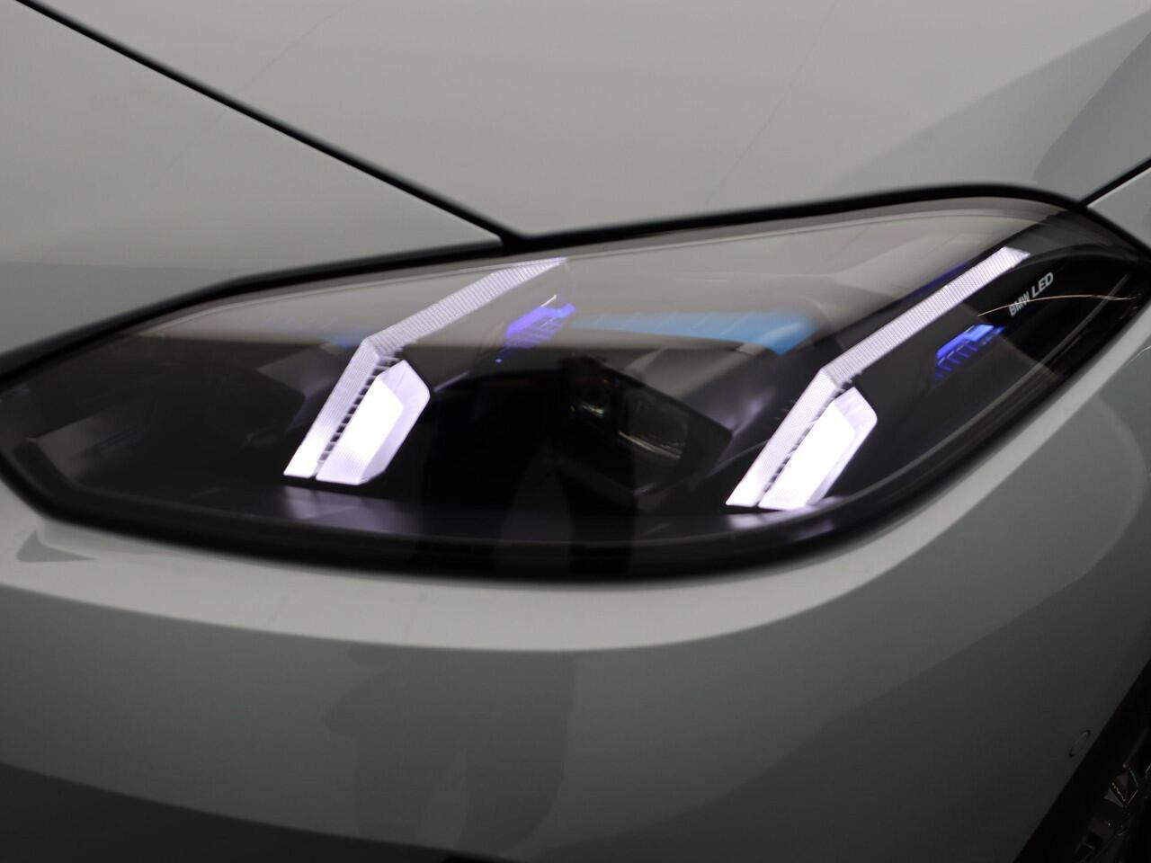 BMW 2-SERIE Gran Coupé 220 M Sportpakket Pro | Panoramadak | Harman Kardon | Parkeercamera | 18"