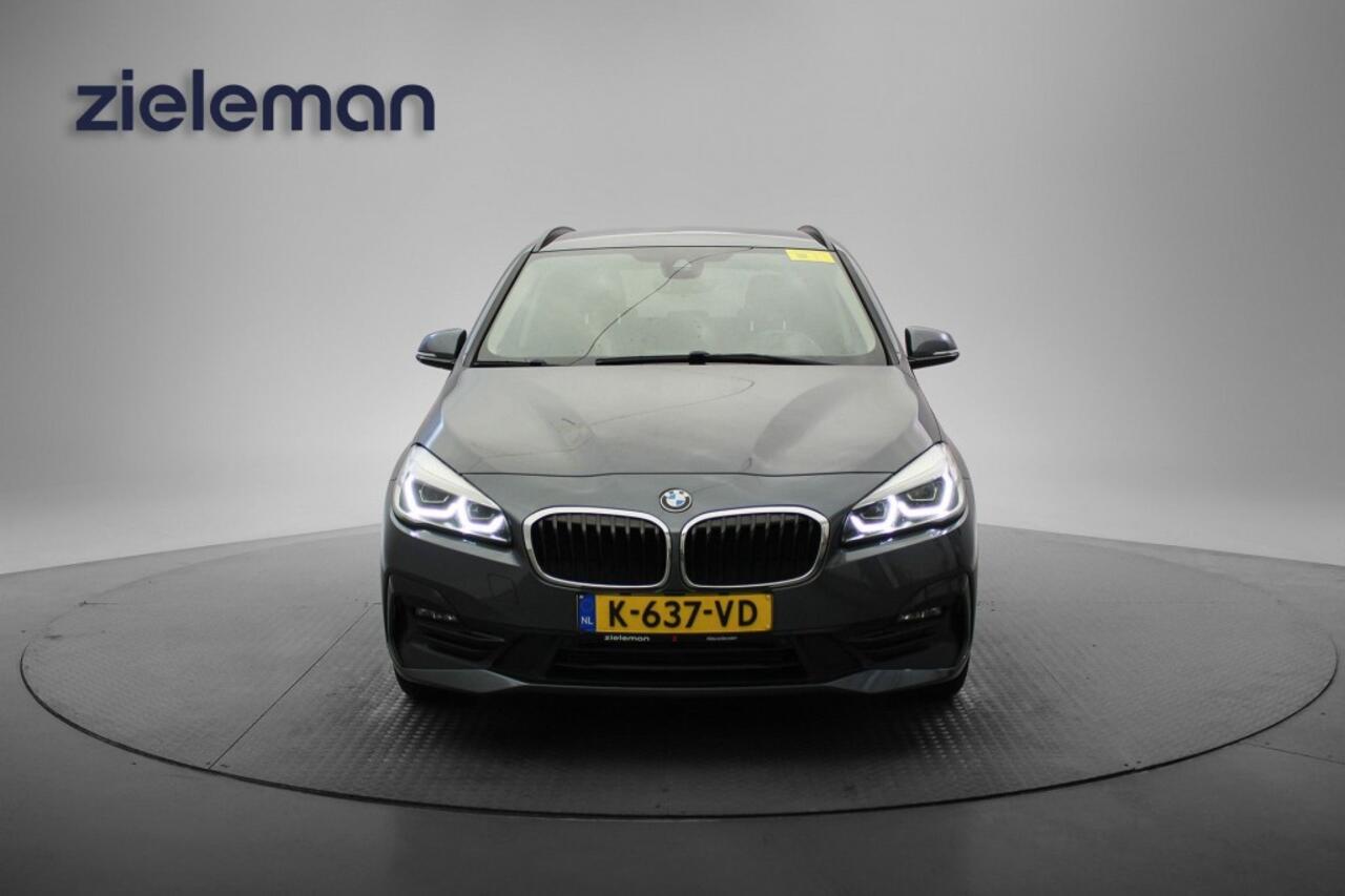 BMW 2-SERIE ACTIVE TOUR. 218i High Executive Automaat - Carplay, Headup Display, Half Leer, PDC