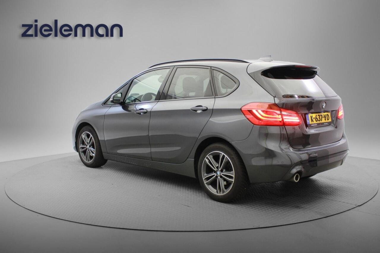 BMW 2-SERIE ACTIVE TOUR. 218i High Executive Automaat - Carplay, Headup Display, Half Leer, PDC