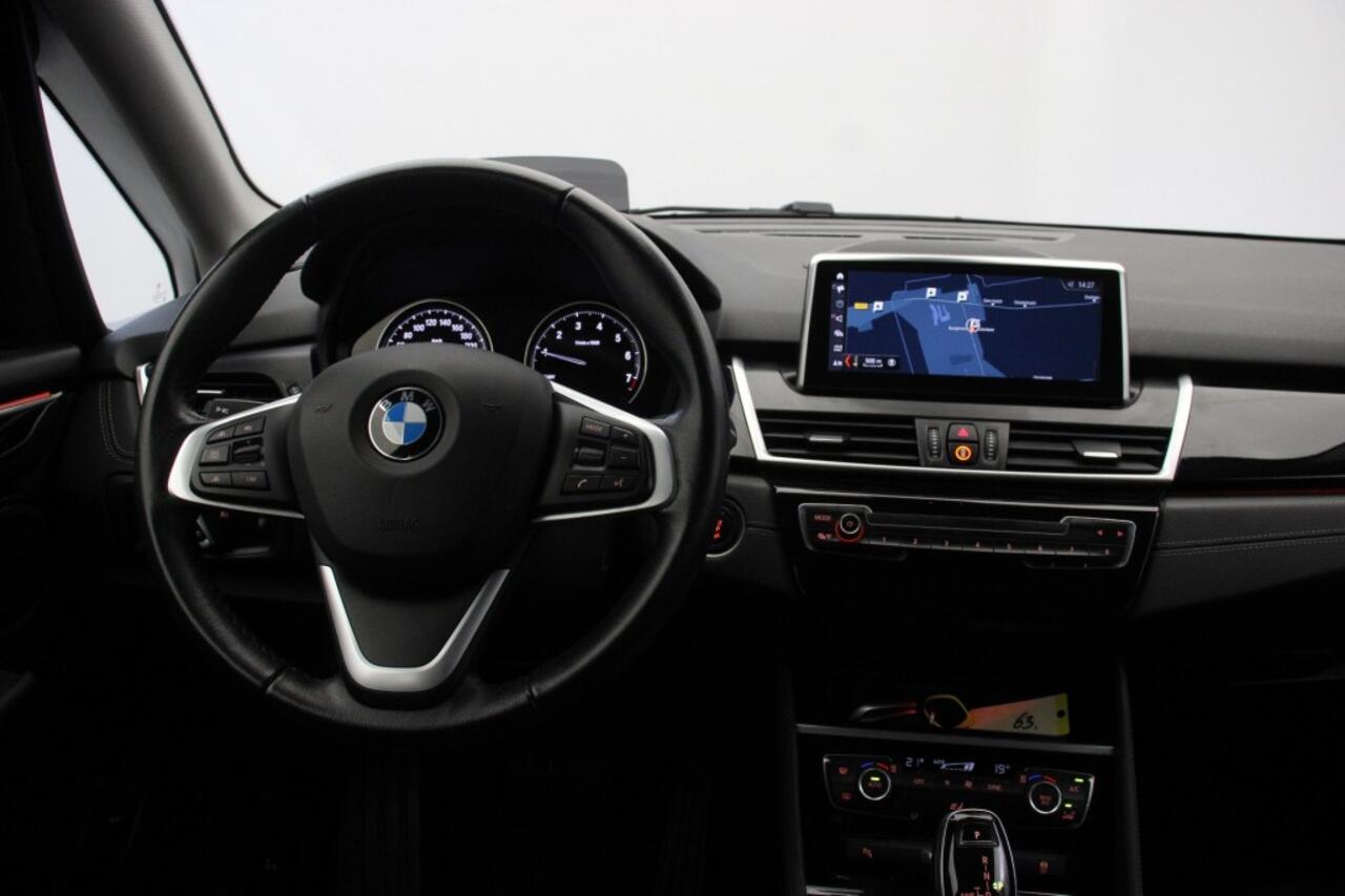 BMW 2-SERIE ACTIVE TOUR. 218i High Executive Automaat - Carplay, Headup Display, Half Leer, PDC