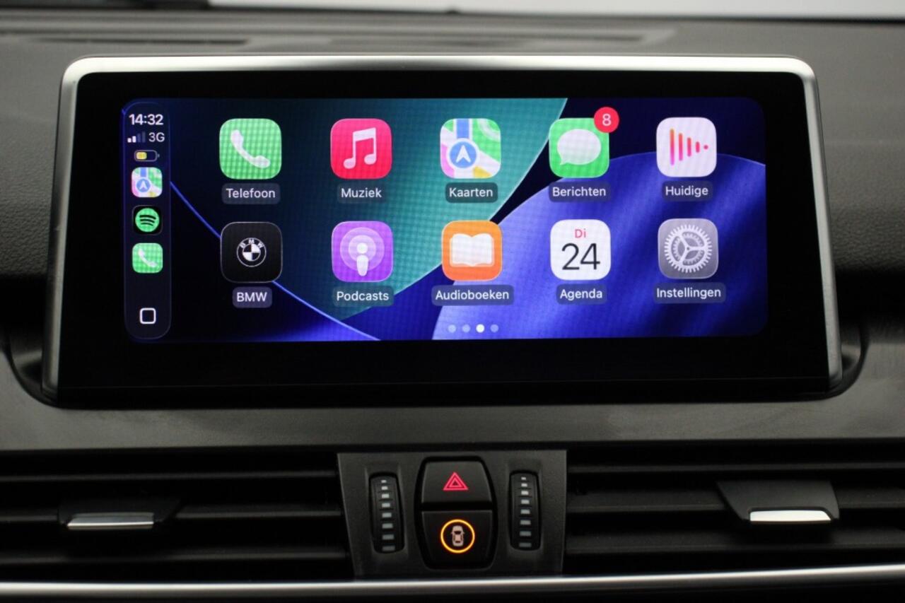 BMW 2-SERIE ACTIVE TOUR. 218i High Executive Automaat - Carplay, Headup Display, Half Leer, PDC