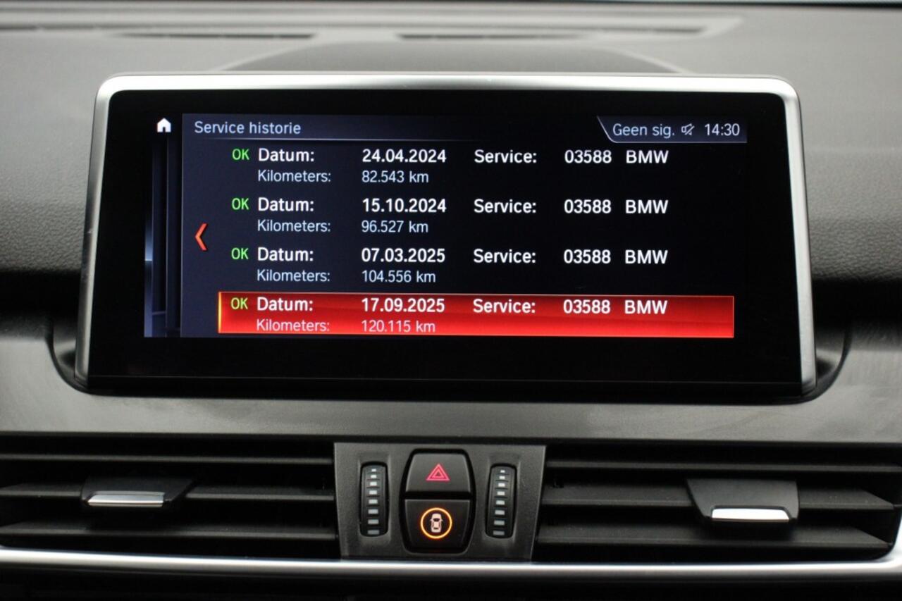 BMW 2-SERIE ACTIVE TOUR. 218i High Executive Automaat - Carplay, Headup Display, Half Leer, PDC