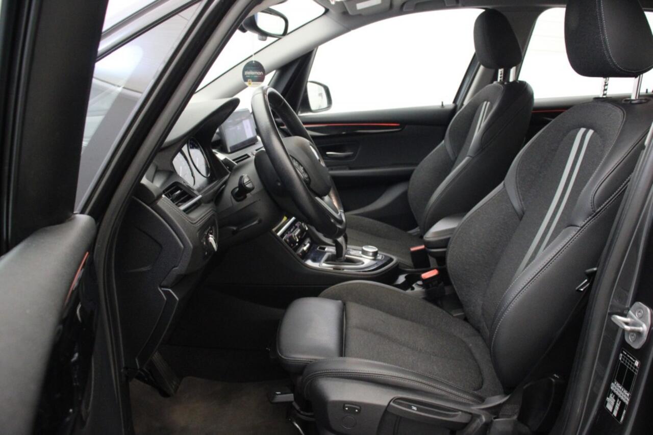 BMW 2-SERIE ACTIVE TOUR. 218i High Executive Automaat - Carplay, Headup Display, Half Leer, PDC
