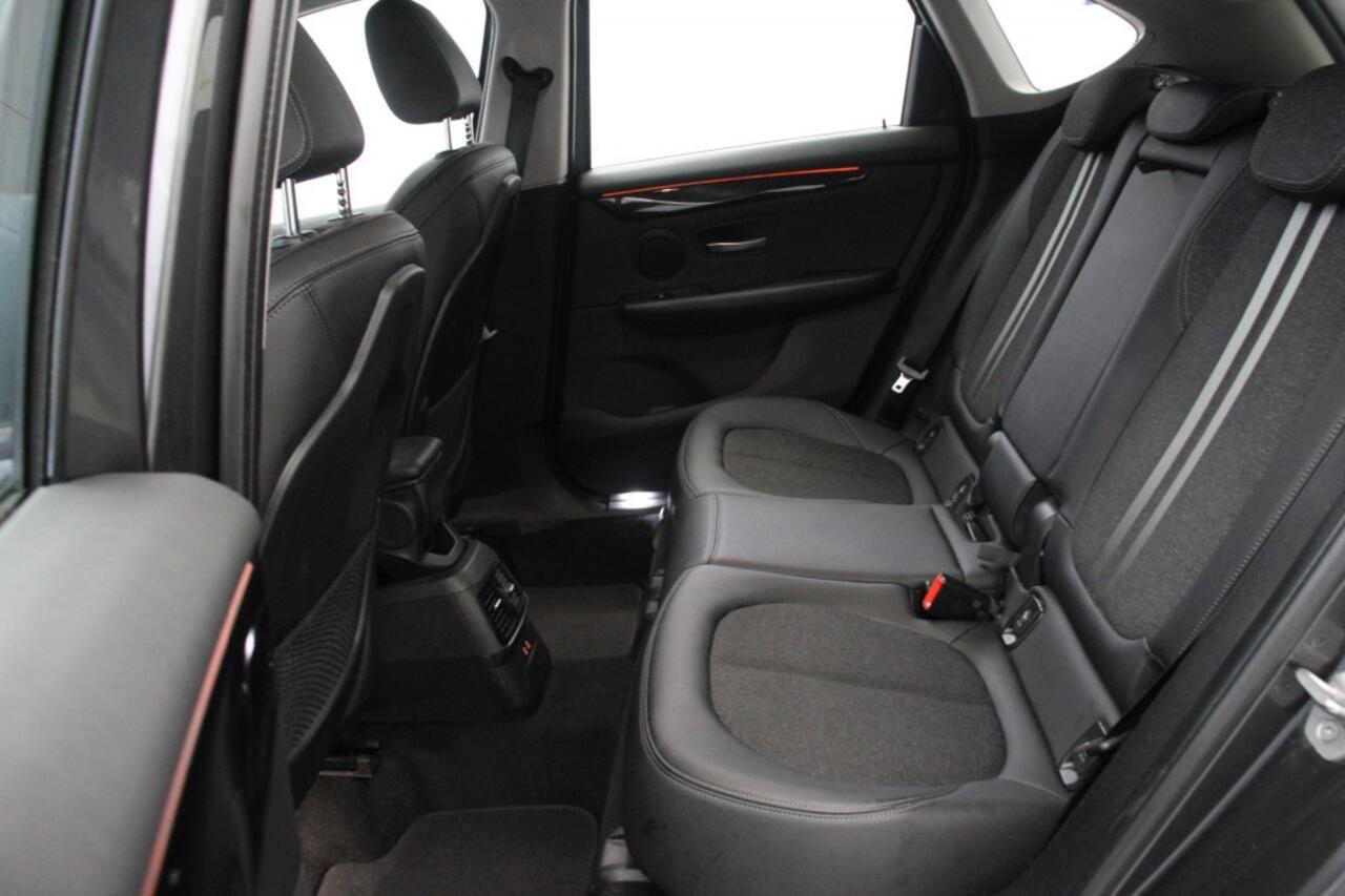 BMW 2-SERIE ACTIVE TOUR. 218i High Executive Automaat - Carplay, Headup Display, Half Leer, PDC