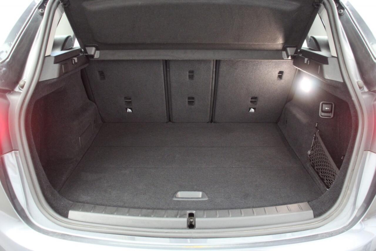 BMW 2-SERIE ACTIVE TOUR. 218i High Executive Automaat - Carplay, Headup Display, Half Leer, PDC