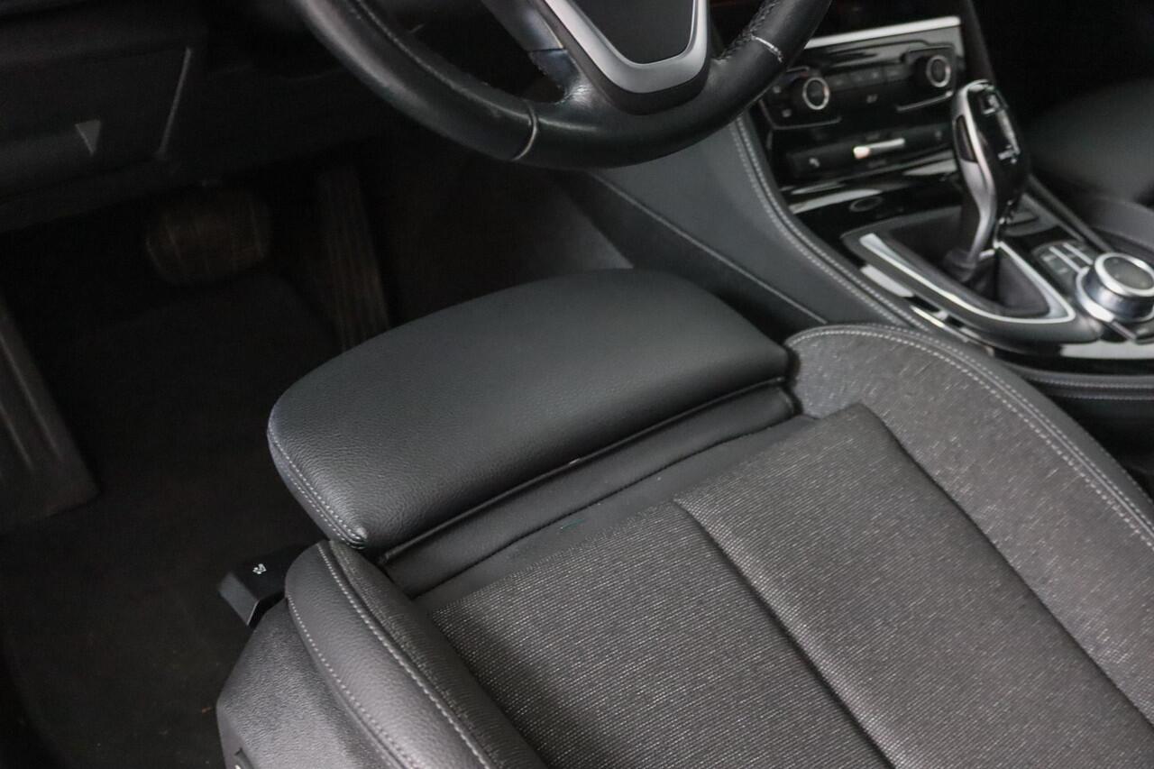 BMW 2-SERIE GRAN TOURER 218i Sportline 7-Persoons Trekhaak, Head Up, Navigatie,