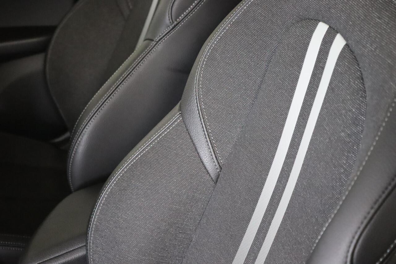 BMW 2-SERIE GRAN TOURER 218i Sportline 7-Persoons Trekhaak, Head Up, Navigatie,