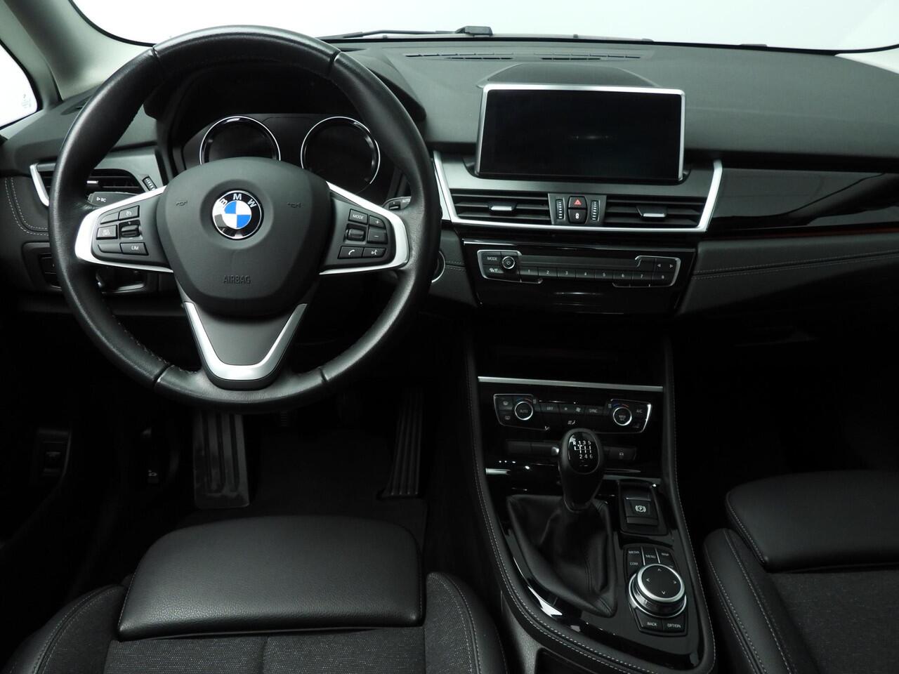 BMW 2-SERIE GRAN TOURER 216i 7p. | LED | HUD | Trekhaak | Derde zitrij | Sportstoelen | DAB | Hifi speakers | Alu 17 inch
