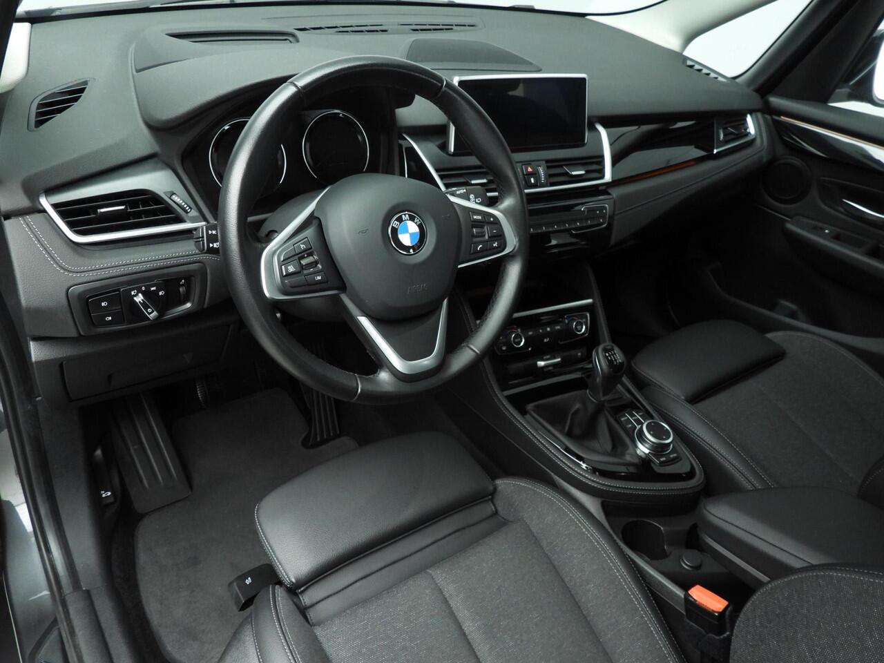 BMW 2-SERIE GRAN TOURER 216i 7p. | LED | HUD | Trekhaak | Derde zitrij | Sportstoelen | DAB | Hifi speakers | Alu 17 inch