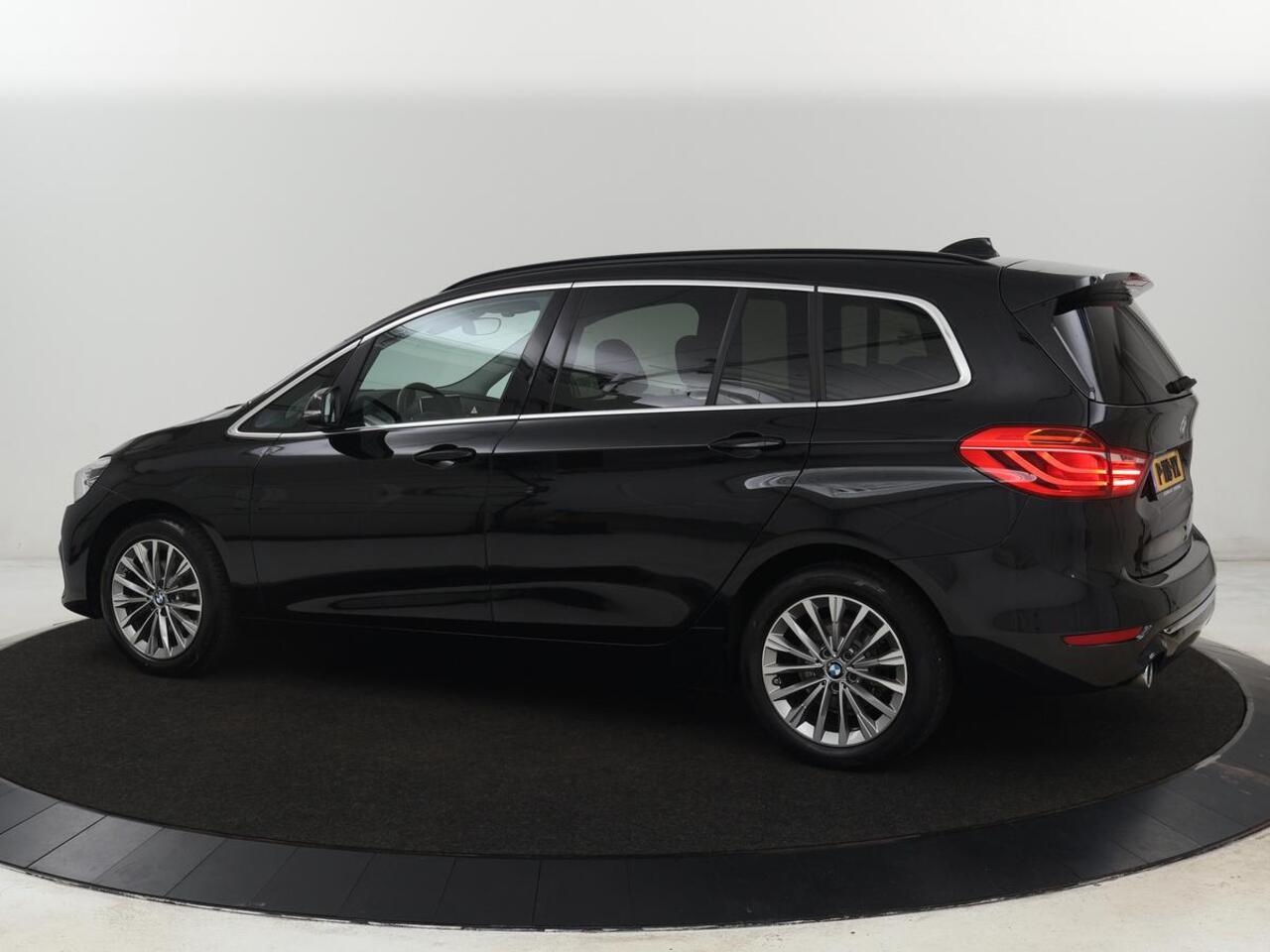 BMW 2-SERIE GRAN TOURER 216i Luxury Line 7-persoons | Trekhaak | Stoelverwarming | Leder | Head-Up | Camera | Navigatie | Full LED | Park Assist | Sfeerverlichting | Climate control | Getint glas