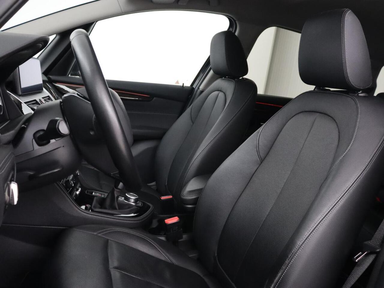 BMW 2-SERIE GRAN TOURER 216i Luxury Line 7-persoons | Trekhaak | Stoelverwarming | Leder | Head-Up | Camera | Navigatie | Full LED | Park Assist | Sfeerverlichting | Climate control | Getint glas