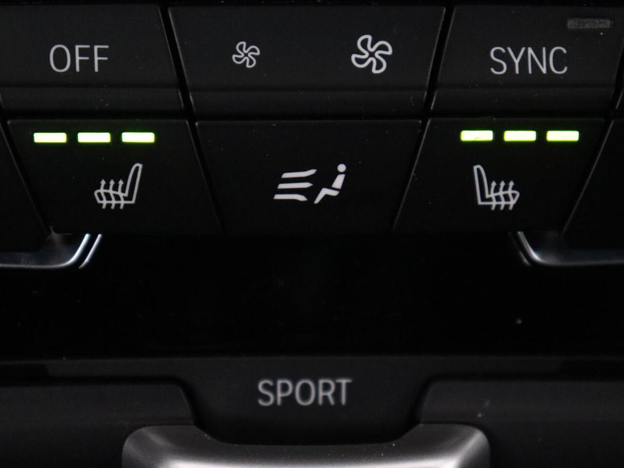 BMW 2-SERIE GRAN TOURER 216i Luxury Line 7-persoons | Trekhaak | Stoelverwarming | Leder | Head-Up | Camera | Navigatie | Full LED | Park Assist | Sfeerverlichting | Climate control | Getint glas