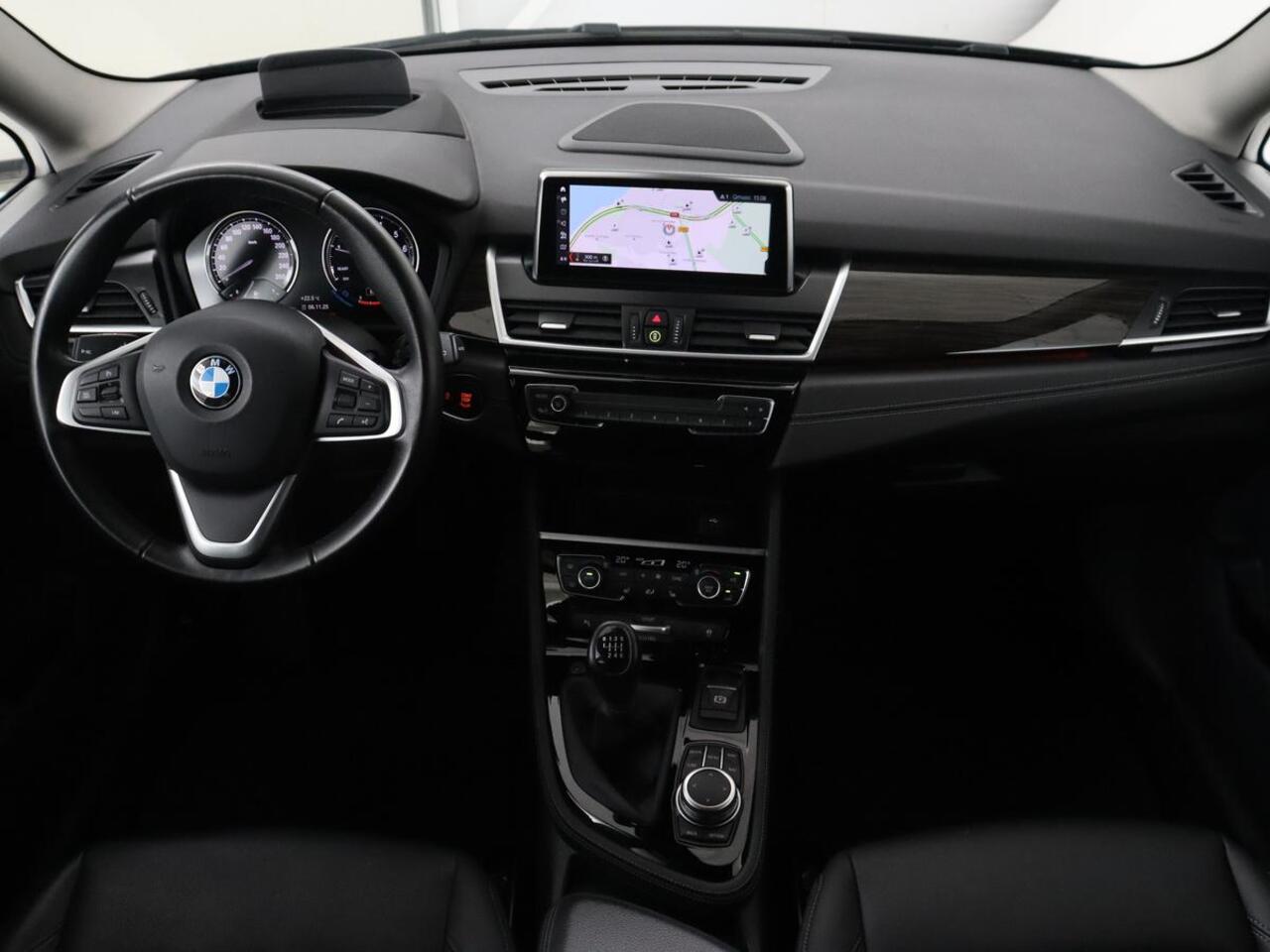 BMW 2-SERIE GRAN TOURER 216i Luxury Line 7-persoons | Trekhaak | Stoelverwarming | Leder | Head-Up | Camera | Navigatie | Full LED | Park Assist | Sfeerverlichting | Climate control | Getint glas