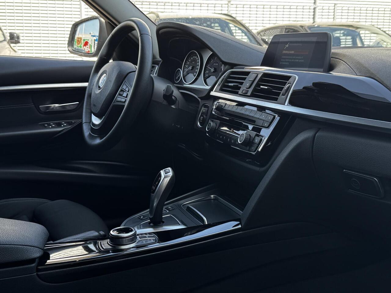 BMW 3-SERIE Touring 320i xDrive High Executive