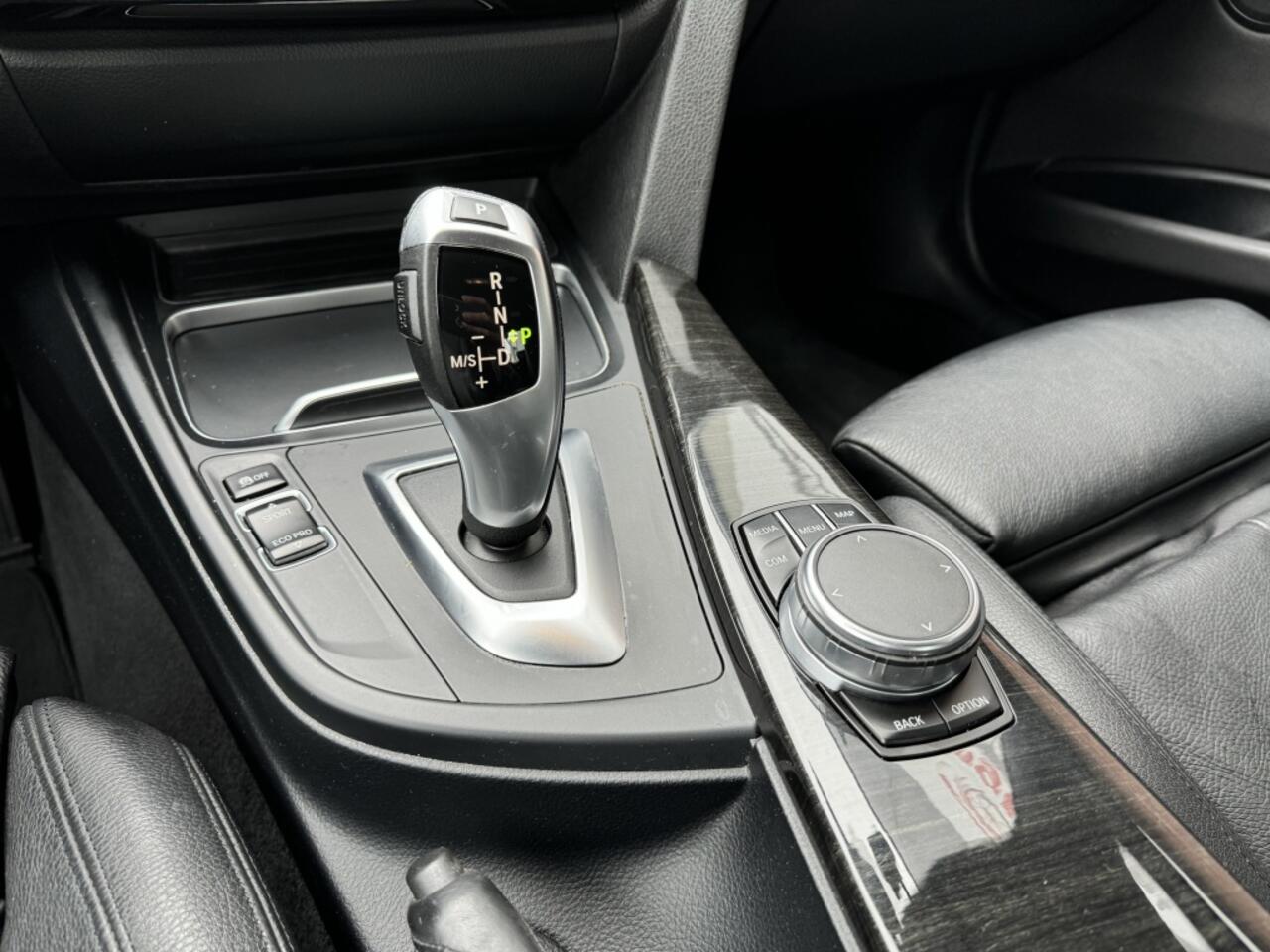 BMW 3-SERIE 318i/EXE M-SPORT LEER CARPLAY GARANTIE INRUIL MOG!!!