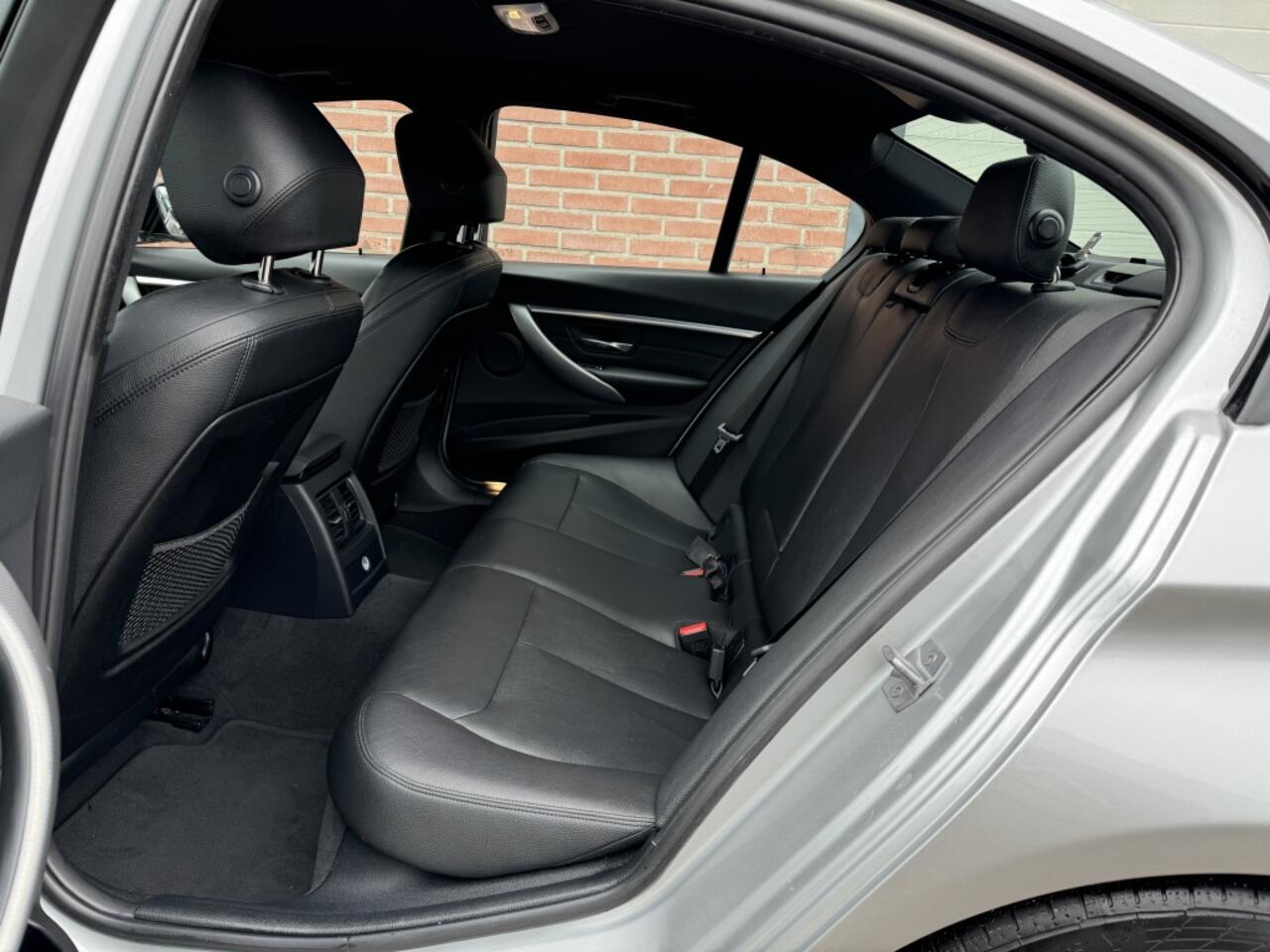 BMW 3-SERIE 318i/EXE M-SPORT LEER CARPLAY GARANTIE INRUIL MOG!!!