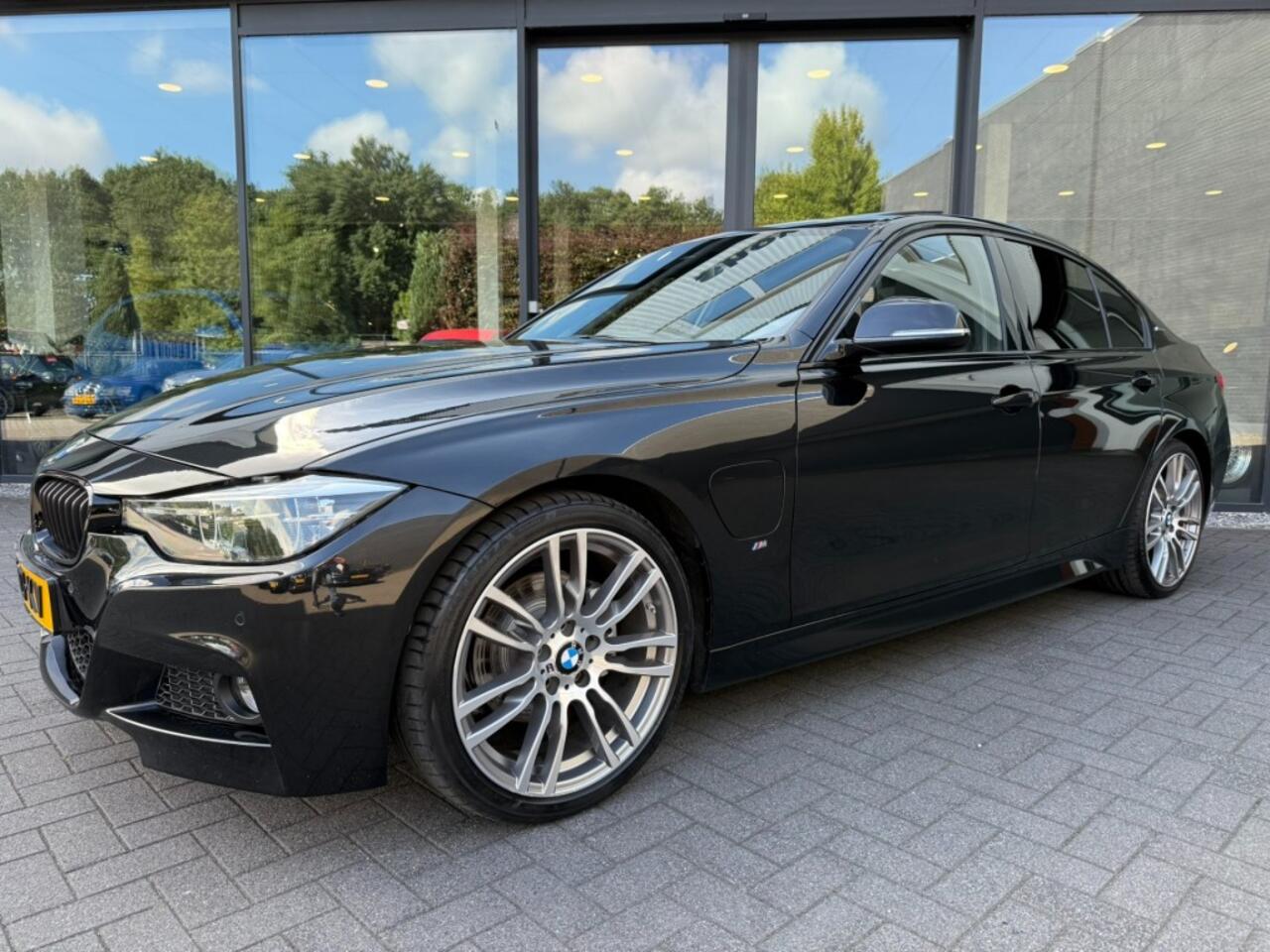 BMW 3-SERIE 330e M-Sport,Schuifdak,Leer,LED,Lane Ass.,NaviPro,Clima,Dealer OH