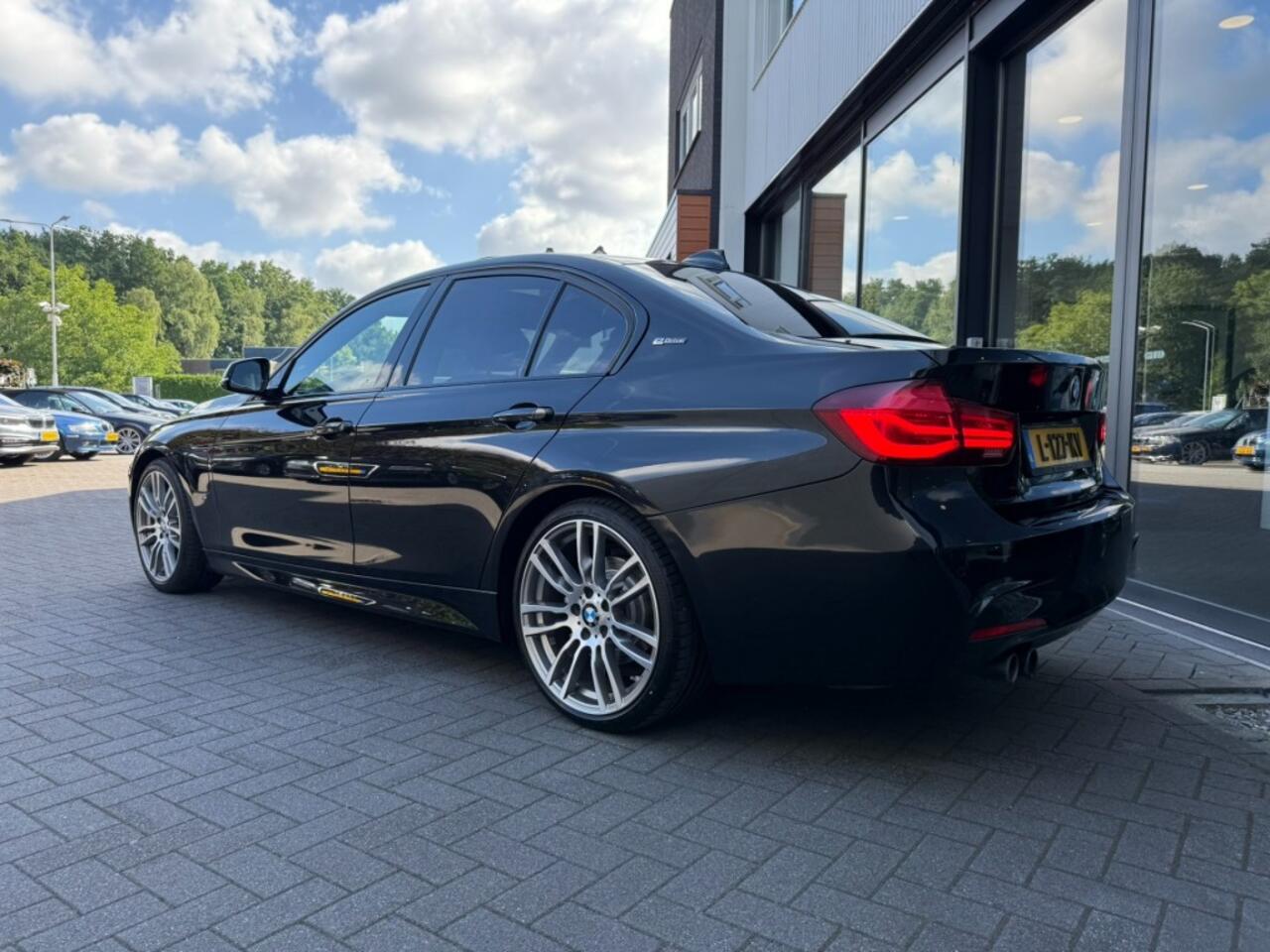 BMW 3-SERIE 330e M-Sport,Schuifdak,Leer,LED,Lane Ass.,NaviPro,Clima,Dealer OH